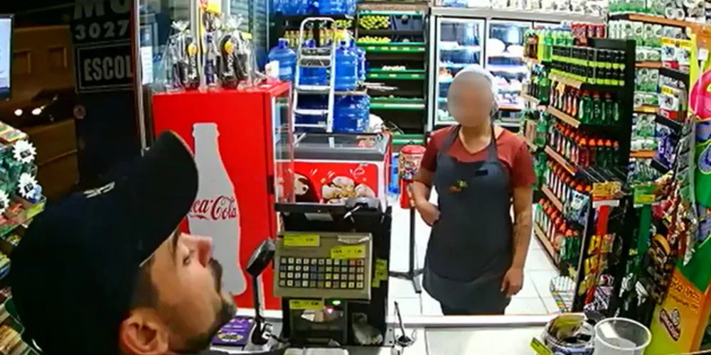 Suspeito pegou dinheiro do caixa e produtos e saiu sem ferir nenhuma vítima