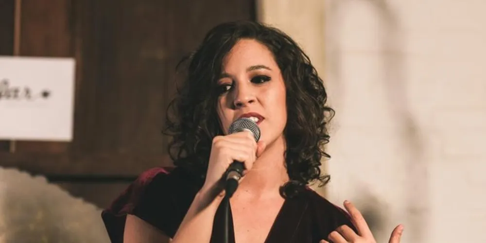 Rhaissa Bittar é cantora, atriz, compositora, editora, roteirista, diretora de arte e audiovisual e idealizadora do Sarau As Mina Tudo, em São Paulo