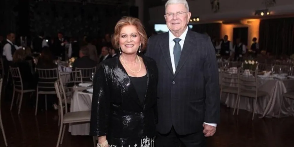  No registro especial, o casal Aymoré e Elba Lozza de Moraes, que recentemente estiveram prestigiando o jantar em comemoração ao centenário do Clube Ponta Lagoa. Elba e Aymore que são exemplos de amor e cumplicidade, sempre engajados nos clubes de serviço e em causas filantrópicas de nossa cidade, servem de inspiração para todos que os cercam.