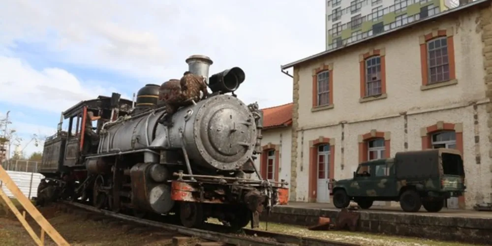 A locomotiva 250 entrou em atividade no ano de 1940 e realizava viagens alternando entre passageiros e cargas