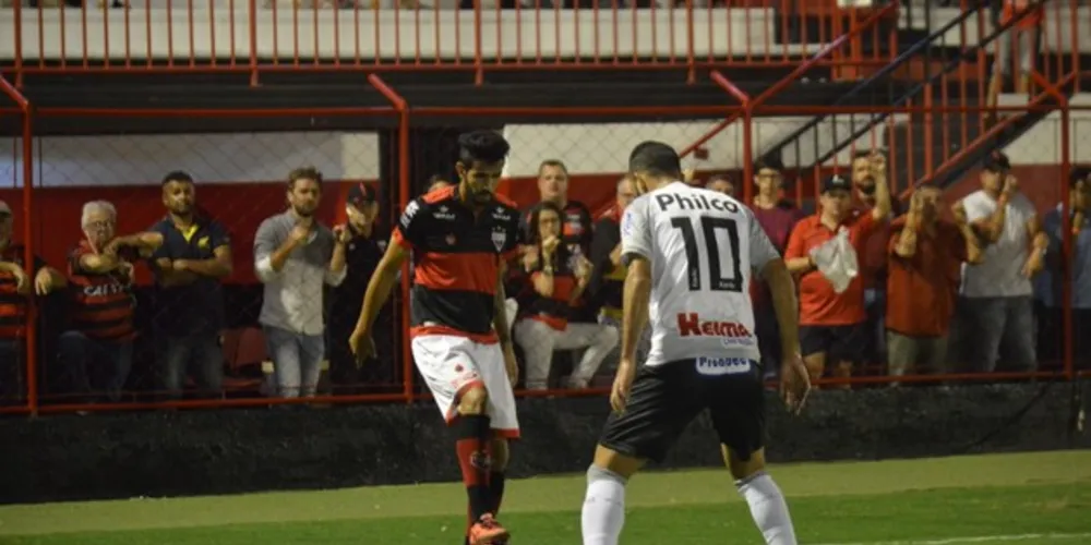 Fantasma leva três gols em 25 minutos e deixa vitória escapar em Goiânia