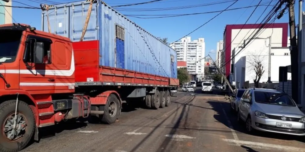  caminhão trafegava pela Rua Augusto Ribas e, ao se aproximar da Rua Francisco Burzio, esbarrou na rede elétrica da Copel