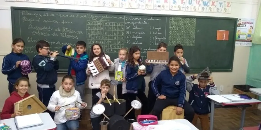 Imagem ilustrativa da imagem Turma confecciona instrumentos musicais em Rebouças