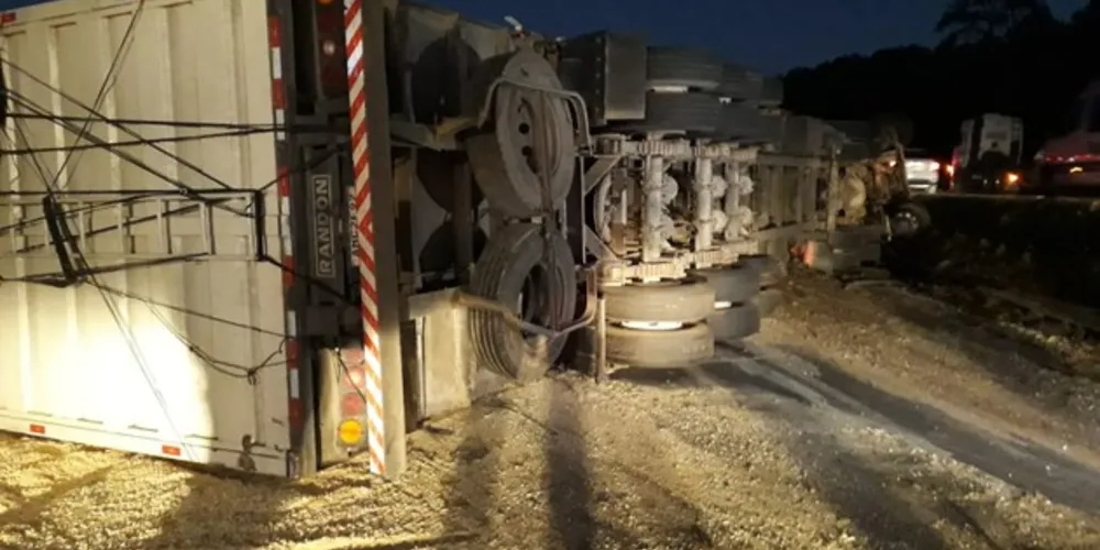 O caminhão estava carregado com farelo de soja tombou na BR-376, próximo ao viaduto do Santa Terezinha
