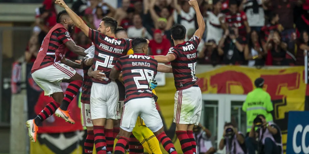 Diego Alves brilha nos pênaltis e ajuda na classificação sobre o Emelec