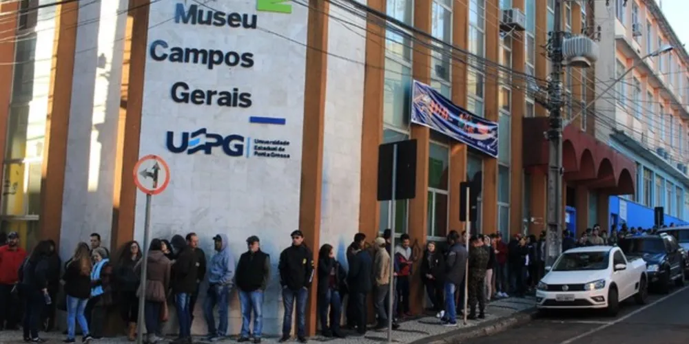 São liberados grupos de 20 pessoas por vez para fazerem a compra