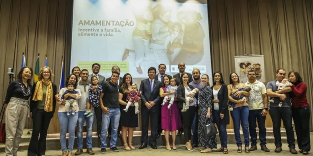 O  goleiro da seleção brasileiro, Alison Becker e sua esposa, Natália Loewe, são os garotos propaganda da campanha
