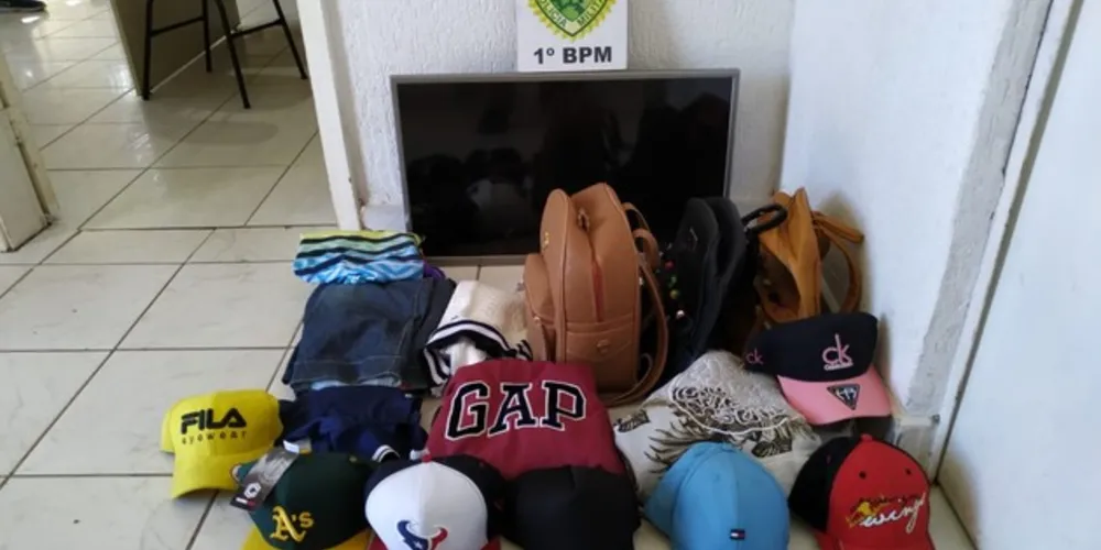 Suspeitos foram detidos com peças de roupa e TV furtadas de loja