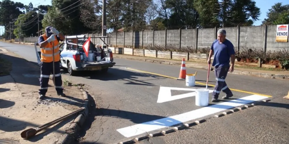 Equipes de sinalização iniciaram trabalhos de pintura de faixas e instalação de placas no entorno da rua Padre Arnaldo Jansen, incluindo reforço da sinalização nos cruzamentos