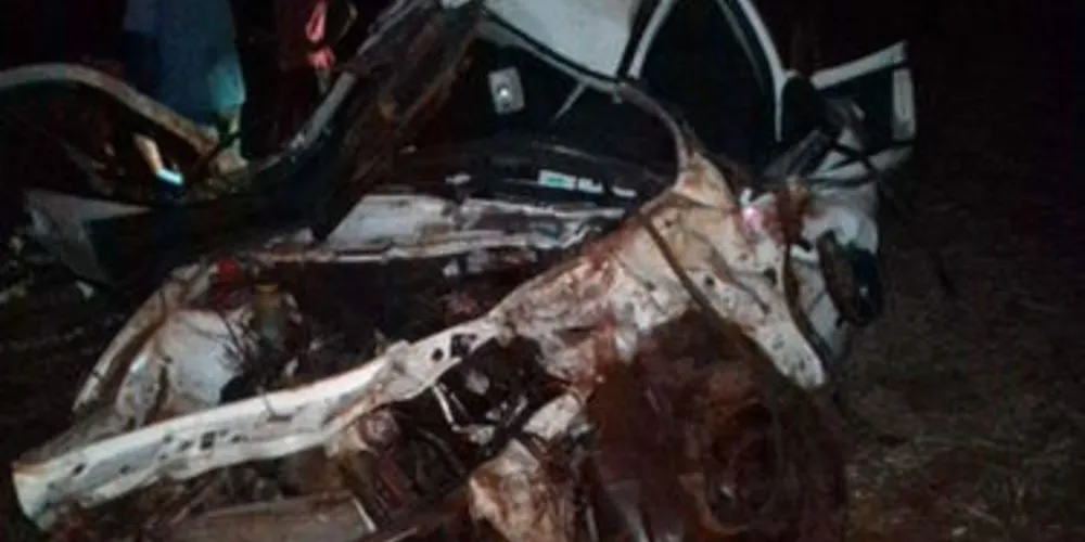 Veículo ficou completamente destruído