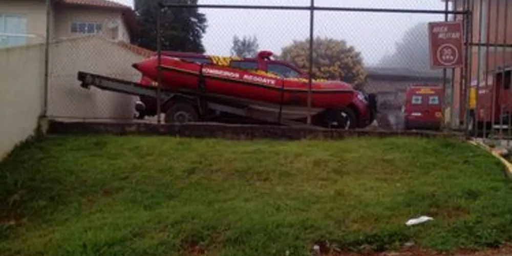 Equipes de busca aquática do Corpo de Bombeiros estão mobilizadas a procura de pescadores