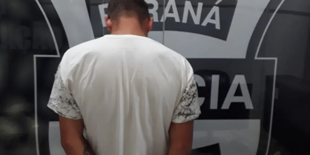 Suspeito tinha mandado de prisão em aberto pelos crimes de roubo e associação criminosa