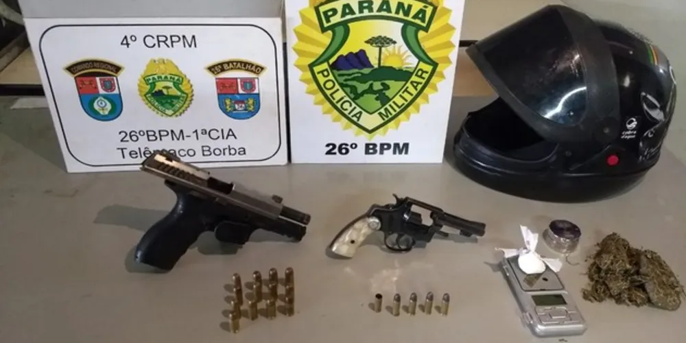 Arma e drogas foram encontradas na casa do suspeito