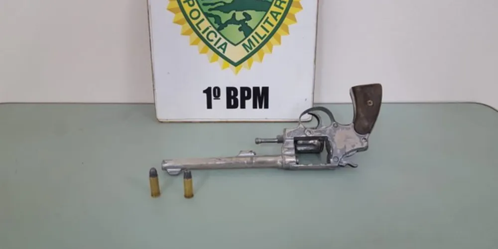 Durante as fiscalizações 56 comprimidos de ecstasy e uma arma de fogo foram apreendidos pelas equipes da PM