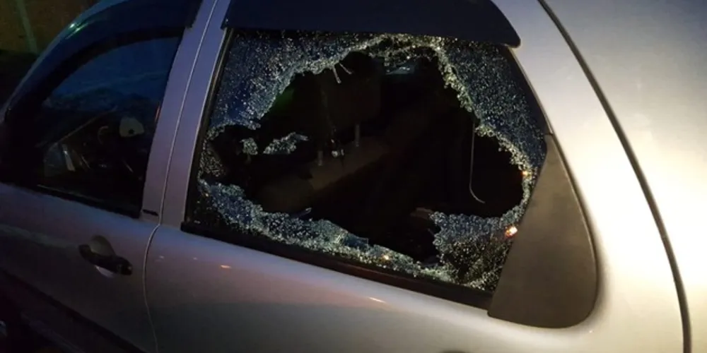 Os policiais chegaram ao autor depois que vizinhos ouviram o homem quebrando o vidro do automóvel