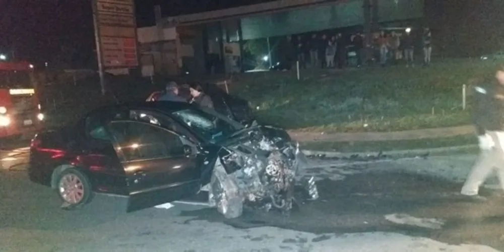 O motorista tentou uma conversão à esquerda, próximo de um cruzamento, e bateu frontalmente contra outro veículo. A mãe dele morreu na hora