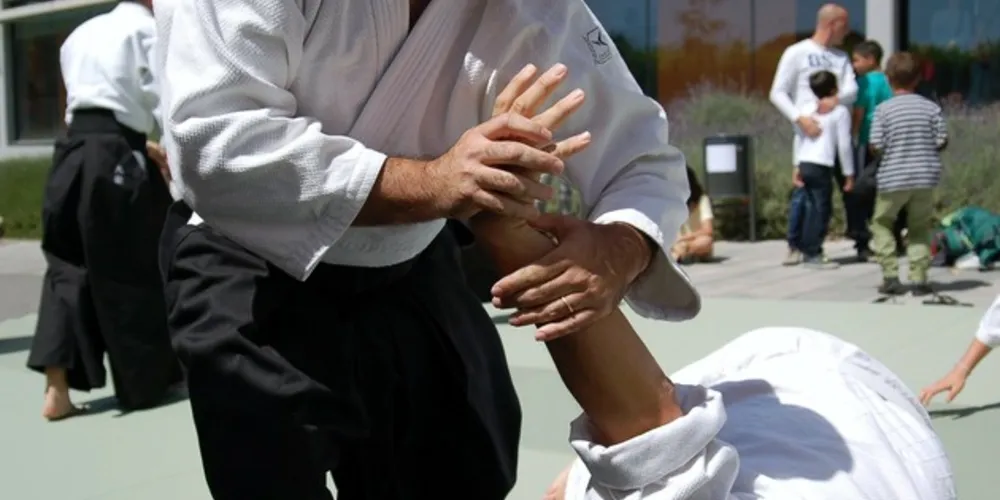 No Aikido o praticante aprende a controlar sua agressividade