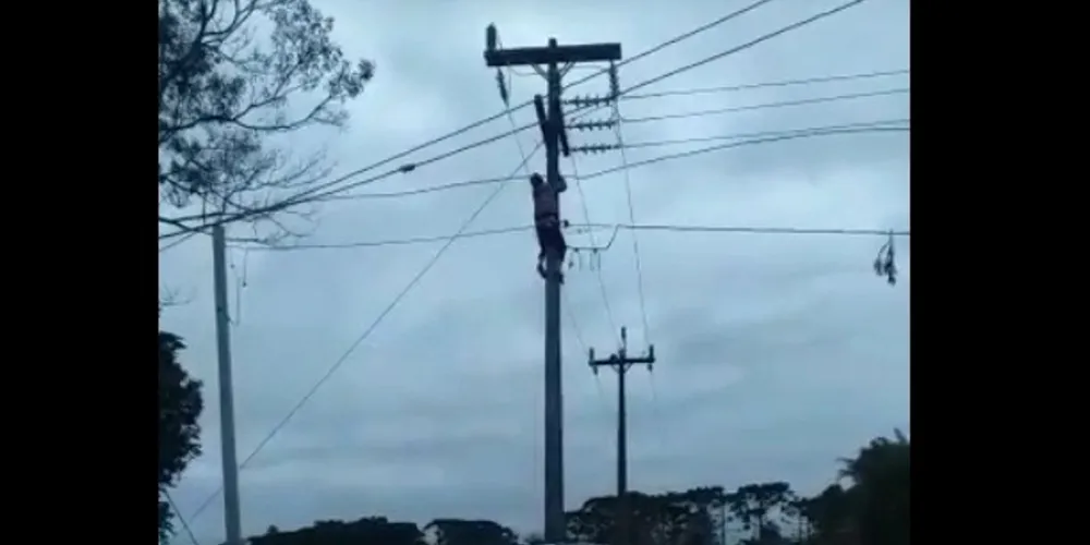 A vítima confirmou que escalou o poste durante uma brincadeira. 