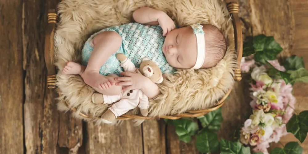 No registro do Estúdio Bonin Fotografia, a doce Maria Flor Karwel Schlichting, filha do casal, Luís Fernando Karwel Vales Schlichting e Pyher Angelly Alves da Costa Schlichting, que preenche nossa coluna de amor e doçura com essa foto newborn especial. Vale a pena conferir os trabalhos do Estúdio Bonin nas redes sociais, e agendar seu horário.
