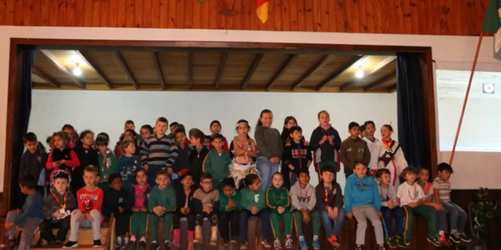 A Escola Municipal do Campo de Terra Nova encerrou nesta sexta-feira (2) os projetos Agrinho e Agrinho Solos com a Feira dos Campos Gerais mostrando os trabalhos feitos no decorrer do ano, premiação para os alunos e participantes da comunidade nos concursos desenvolvidos em diferentes categorias e apresentações culturais. O evento foi realizado no Clube Recreativo e Cultural 25 de julho.

O projeto "Campos Gerais...Semeando caminhos sustentáveis, colhendo um futuro melhor!" foi desenvolvido pela professora Carina Hampf de Oliveira com turmas do Pré I ao quinto ano do ensino fundamental incluindo concursos de gastronomia; fantasia, fotos, ilustrações, poemas e trabalhos artísticos; maquetes e desfile de fantasias.

A escola também promoveu visitas pedagógicas a diferentes lugares nos Campos Gerais como o Moinho da Castrolanda, Parque Histórico de Carambeí, Parque Estadual de Vila Velha, em Ponta Grossa, Fazenda Capão Alto e Museu do Tropeiro, em Castro.
Carina destaca que o objetivo do projeto é valorizar, preservar e reconhecer a importância dos Campos Gerais, despertando a consciência ecológica por meio dos concursos. "Valeu a pena cada ação realizada e concretizada através dos concursos que valorizaram os lugares turísticos, as belezas naturais, as tradições, os tropeiros, os imigrantes, a história e a cultura, proporcionando vivências e aprendizagens significativas para nossos alunos, e despertando a consciência ecológica, através da sustentabilidade", disse.


Solos

Com o tema "Está em nossas mãos e em nossa língua", a professora Eliane Babi Lohse trabalhou com alunos do quarto e quinto anos, questões como a conservação do solo e o povo indígena. As atividades envolveram a confecção de composteira com garrafa pet, chocalho com materiais recicláveis ou reaproveitáveis, ilustração de lendas, comedouro para passarinho e blitz com distribuição de mudas nativas. Os alunos aprenderam músicas e danças indígenas, tiveram palestras com temas ligados ao meio ambiente e os trabalhos contaram com a participação das famílias. "A ideia foi propiciar momentos de aprendizagem e de preservação do meio ambiente", explica.

As saídas pedagógicas incluíram a Escola Estadual Indígena Ivy Porã no Tekoa Pinhalzinho, na cidade de Tomazina, Parque Estadual de Vila Velha, em Ponta Grossa, Museu de Arqueologia e Etnologia da Universidade Federal do Paraná em Paranaguá, Ilha da Cotinga, Parque Histórico de Carambeí e Colégio Agrícola Olegário de Macedo, em Castro. "Fiquei muito satisfeita com a evolução do projeto, os alunos se mostraram muito interessados em aprender e participar. Também foi muito importante a participação das famílias que apoiaram o projeto", finalizou.