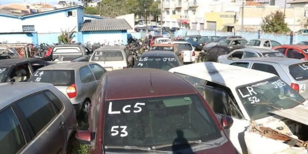 Expectativa é de que sejam arrecadados, no mínimo, 40 mil reais com a venda de 87 veículos divididos em 16 lotes