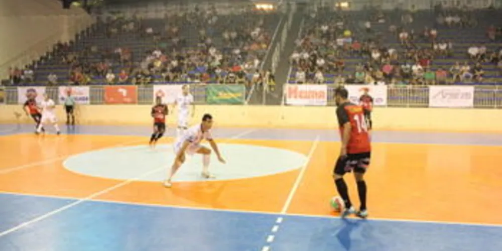 Vitória por 5x4, no último sábado, no Ginásio Oscar Pereira, recola time ponta-grossense na liderança do torneio