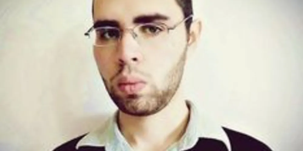 O rapaz foi encontrado morto no banheiro de casa.