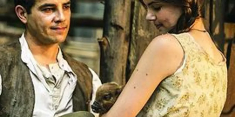 Zé dos Porcos e Mafalda se beijam.