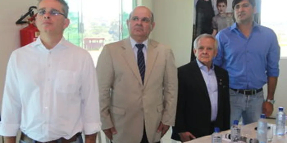 Fernando Durante (de paletó bege) e Ivonei (de preto) assumiram os cargos ontem