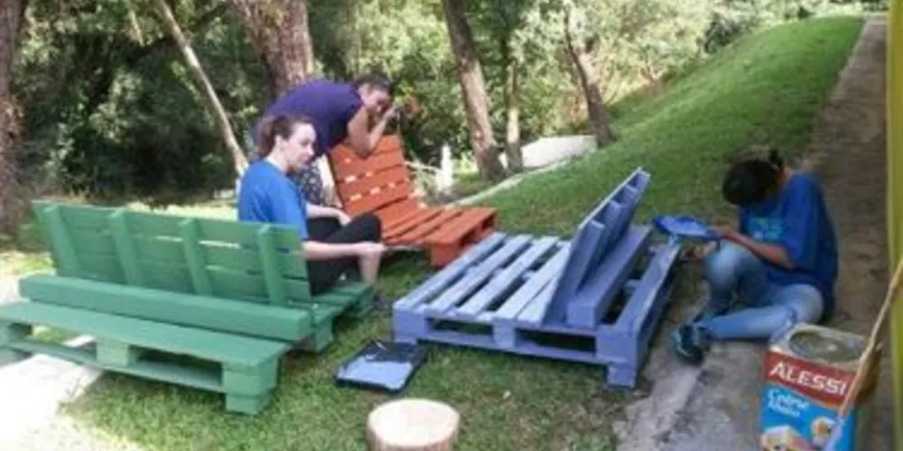 Calouros e veteranos trabalham na confecção de mobiliário ecológico que fará parte do Parque Transporte-se