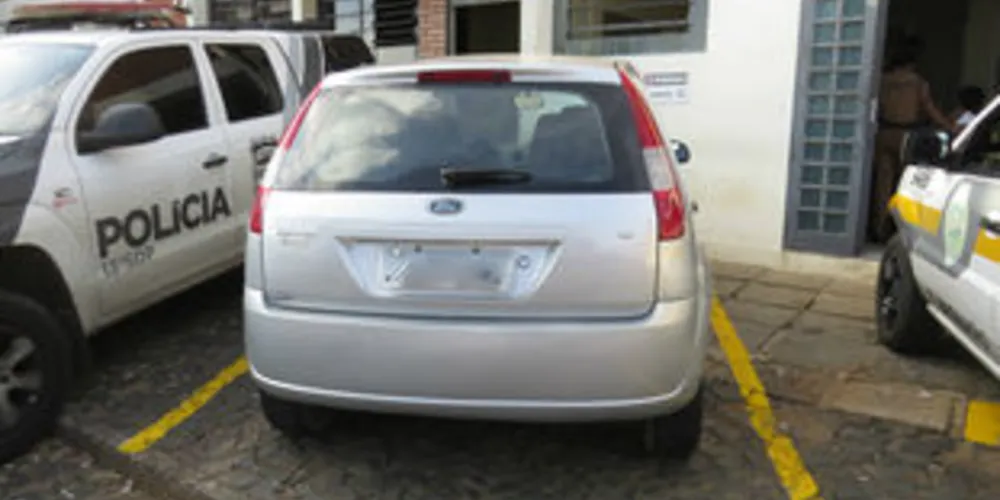 Carro roubado em test drive foi localizado no Centro de PG