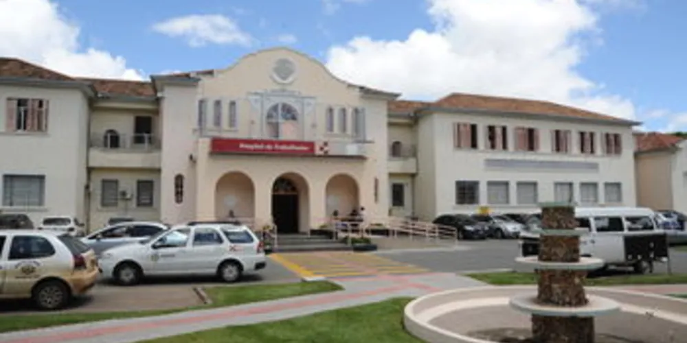 A garota foi levada para o Hospital do Trabalhador. 