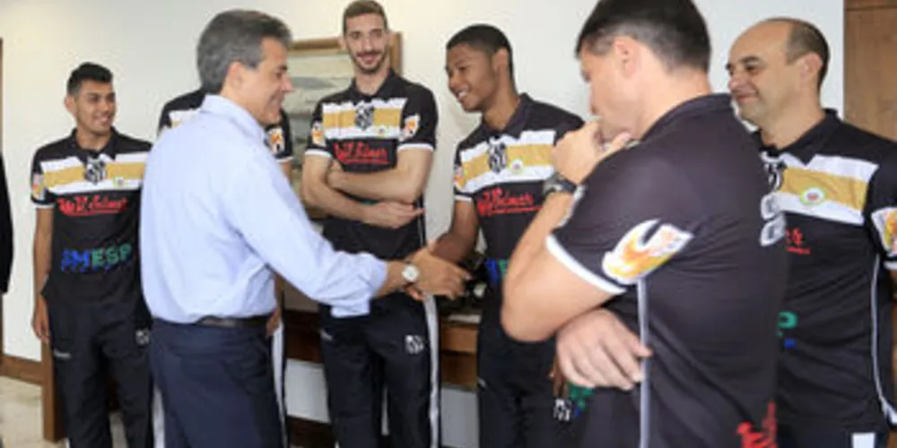 O governador Beto Richa recebeu em seu gabinete o time de vôlei do Caramuru