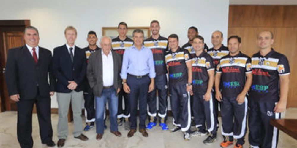Beto Richa recebeu ontem atletas e comissão técnica do Caramuru