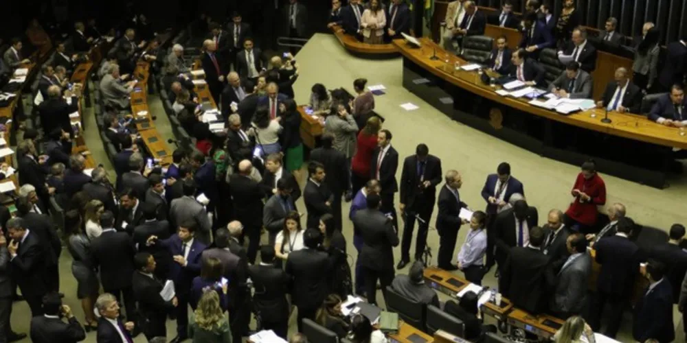 Os deputados devem seguir a mesma dinâmica da votação em primeiro turno: discussão; votação do texto principal e votação dos destaques (propostas para mudar a redação).