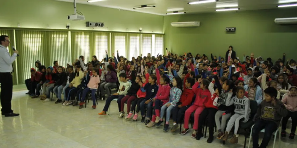 O promotor de justiça, Dr Diego Freitas Rodrigues dos Santos, conversou com professoras, alunos e pais sobre o tema