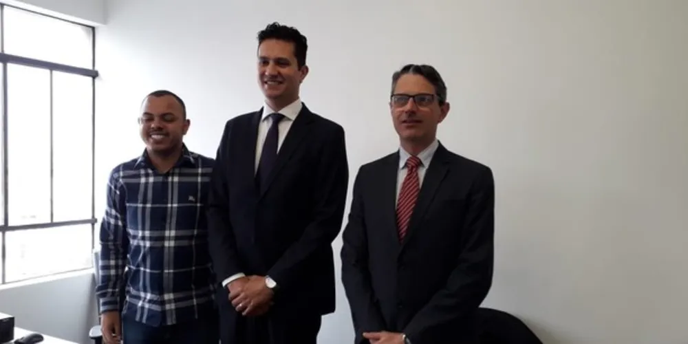 Leonardo Werlang, o diretor do Procon de Araucária, Allan Kelvyn Wotcoski, (à esquerda) e o diretor do Procon Maringá, Geison Ferdinandi