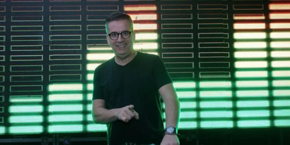  O Dj mais badalado dos Campos Gerais reserva o sábado (10), para festejar a troca de idade. Maurício Cury, requisitado para os maiores eventos empresariais e sociais da região tem sua agenda de eventos praticamente preenchida até 2020. Fruto de um trabalho impecável e de uma dedicação intensa Maurício coleciona elogios por onde se apresenta. Vale registrar, que Mauricio assina neste sábado (10), a festa Revival no Clube Homens do Trabalho, movimentando a noite princesina. Da coluna RC os votos de muitas realizações e alegrias!
