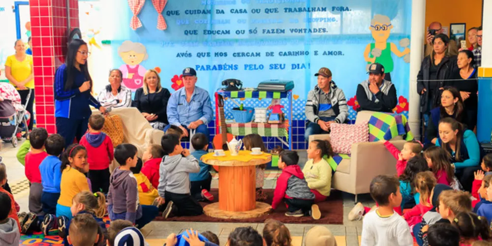 Durante o encontro, os pequenos realizaram uma apresentação ensaiada durante a semana toda para expressar o respeito e admiração pelos seus avós