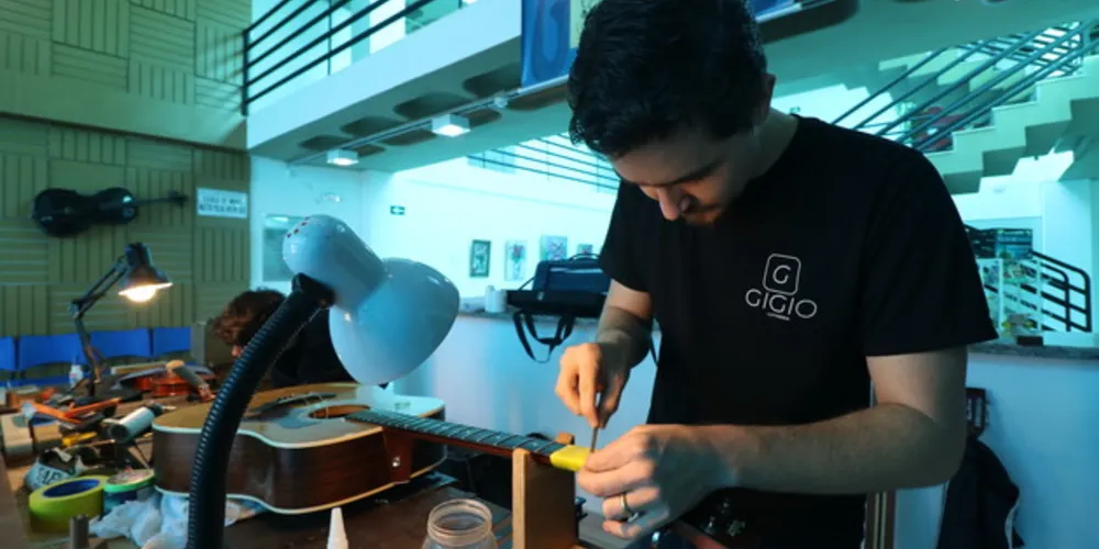Imagem ilustrativa da imagem Luthier oferece manutenção de instrumentos no conservatório