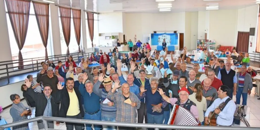 Com apresentação musical, mais de 100 idosos do Centro de Convivência do Idoso (CCI) participaram da festa

