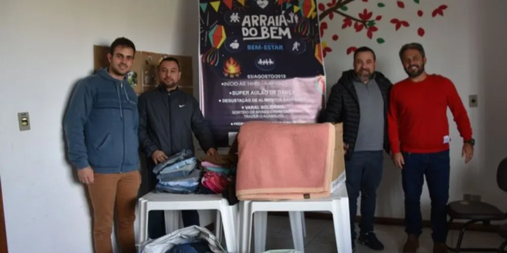As roupas foram entregues aos coordenador do CRAS de Carambeí