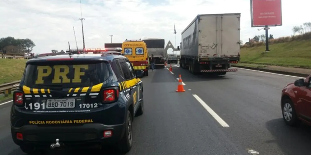 Acidente deixou um passageiro com ferimentos leves e um motorista com ferimentos graves