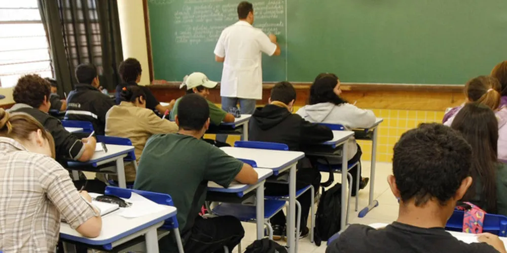 Segundo o Estado, as medidas tranquilizam 20 mil professores que atuam hoje nas 2,1 mil escolas estaduais do Paraná