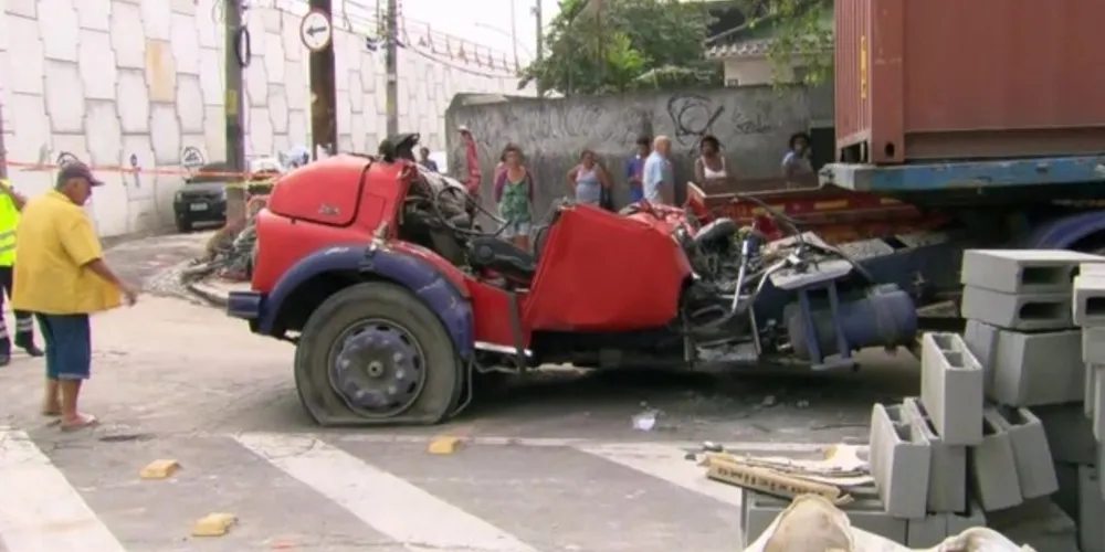 Cabine do caminhão ficou completamente destruída 