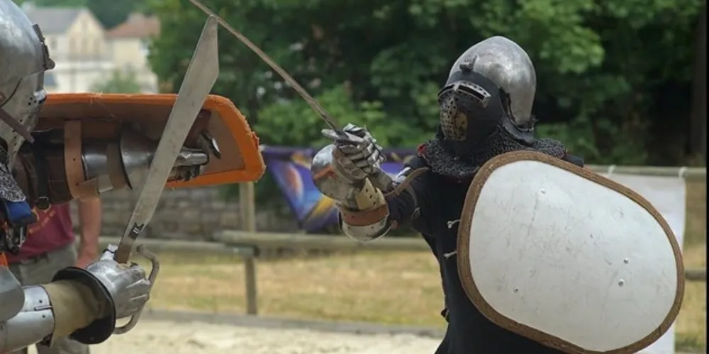 A competição de HMB é realizada com armaduras históricas, entre os períodos do século XIII e o século XVII
