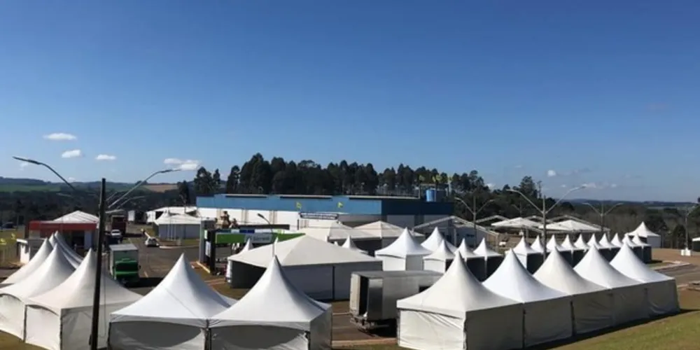 Cerca de 200 pilotos devem acelerar durante os dois dias da festa, na arena que foi montada especialmente para a competição
