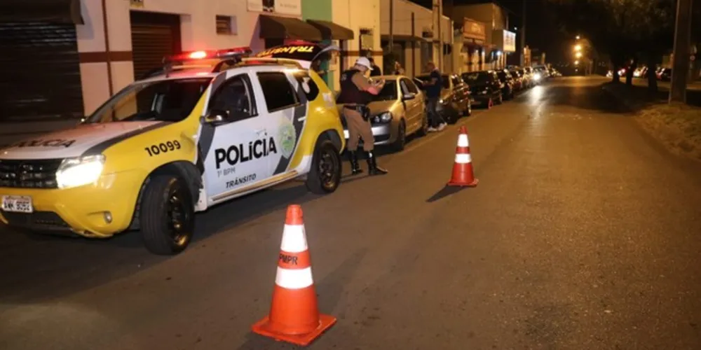 Acidente envolveu um automóvel Fiat Uno e um Volkswagen Polo na avenida Ana Rita, centro de Ponta Grossa