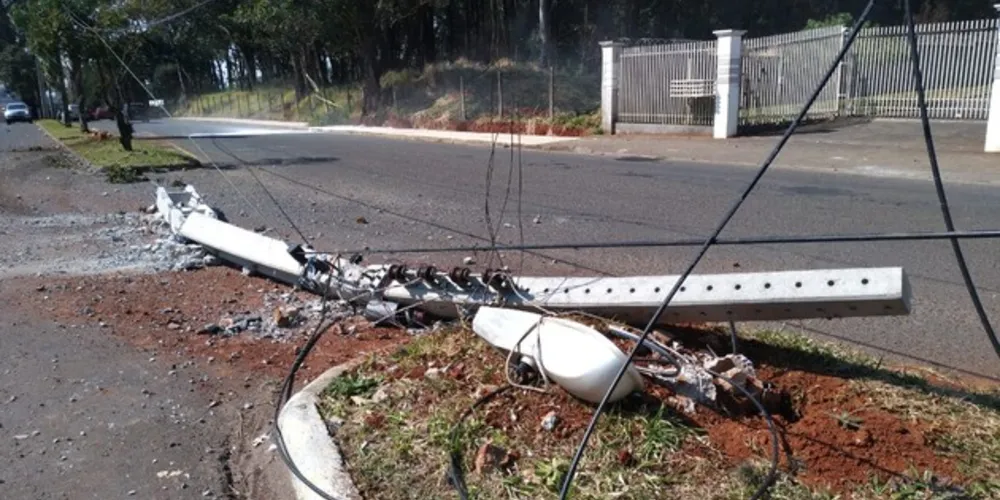 A PM busca pelo motorista que bateu contra um poste na rua Júlia da Costa