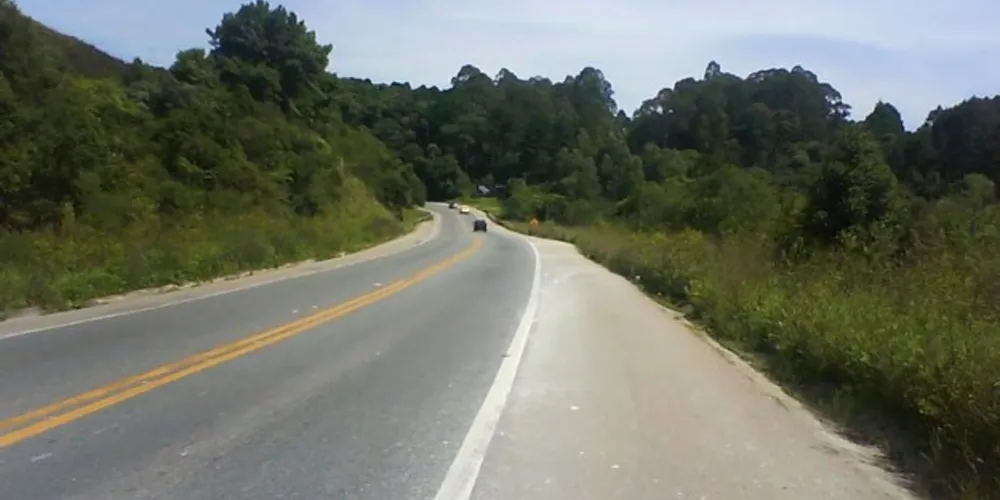 Imagem ilustrativa da imagem Motociclista bate de frente com carro e morre na hora no PR
